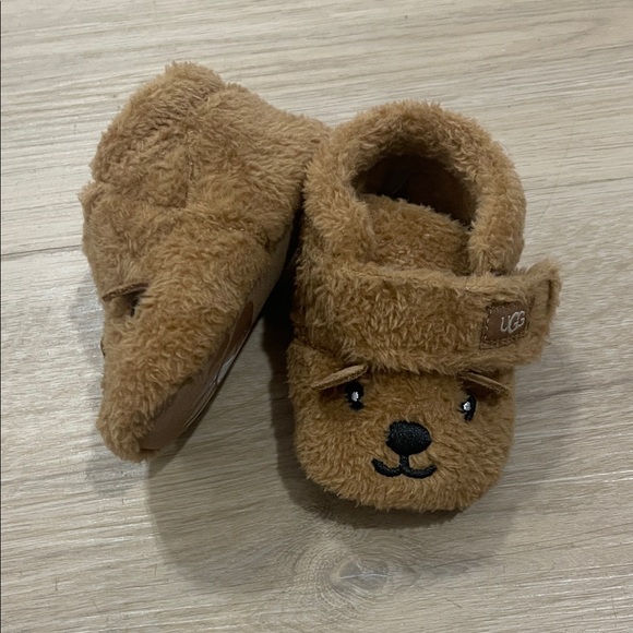 UGG Tan Bear Kids Slippers - Picture 1 of 3